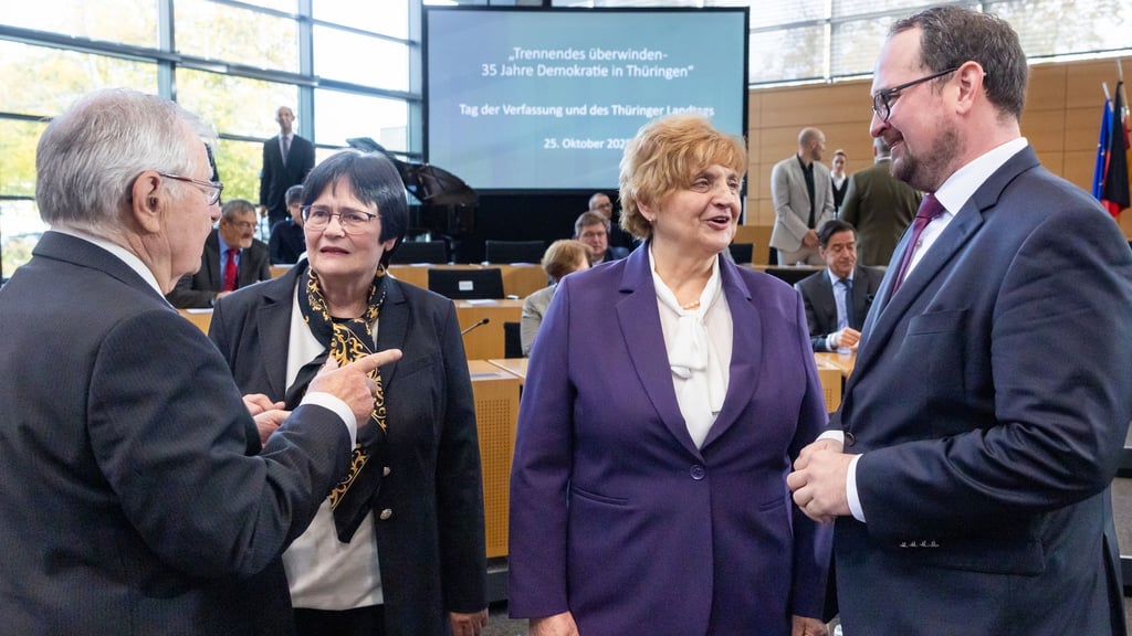 Vor 35 Jahren hat sich in Thüringen der erste freigewählte Landtag nach der Wiedervereinigung konstituiert. Das Jubiläum wurde mit einem Festakt in Erfurt gewürdigt.