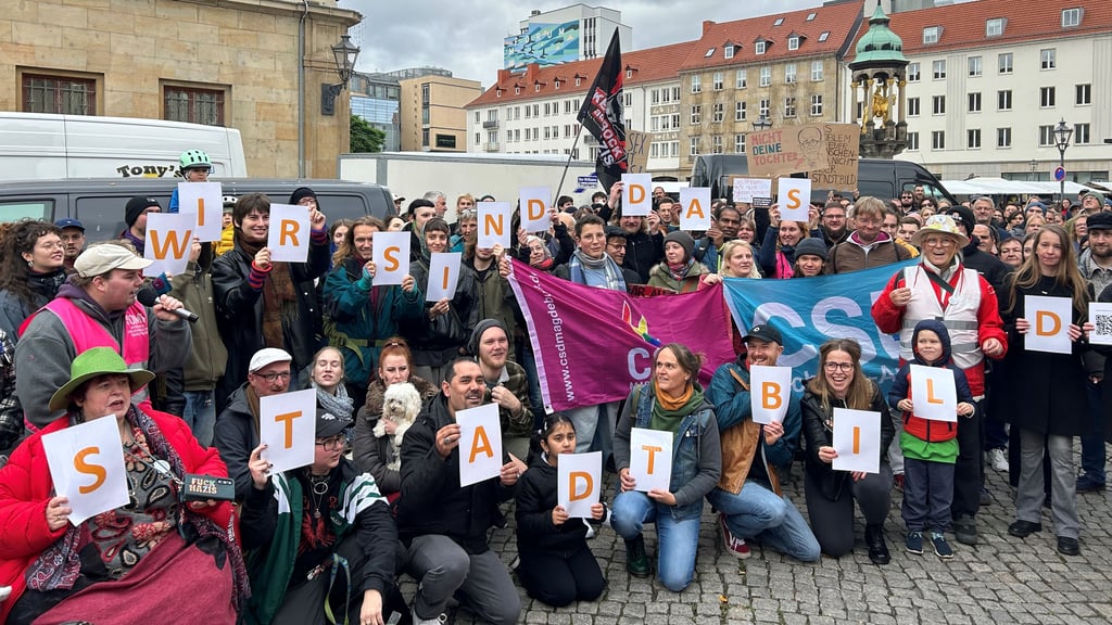 „Wir sind das Stadtbild" rufen zahlreiche Menschen in Magdeburg, um gegen die Aussage von Bundeskanzler Merz zu protestieren. Sie wollen Vielfalt zeigen.
