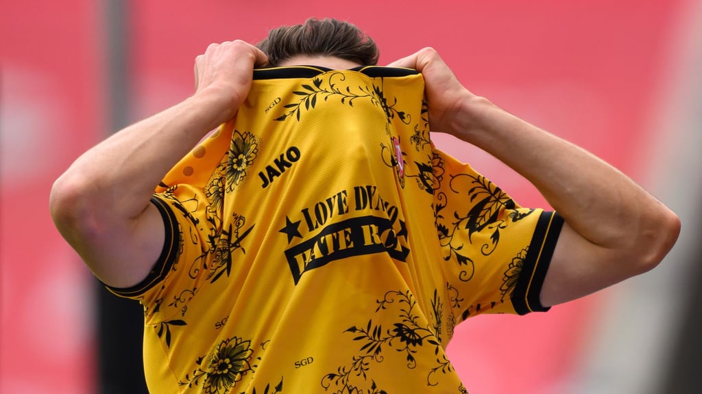 Konrad Faber (Dynamo Dresden) reagiert nach dem Handelfmeter emotional.