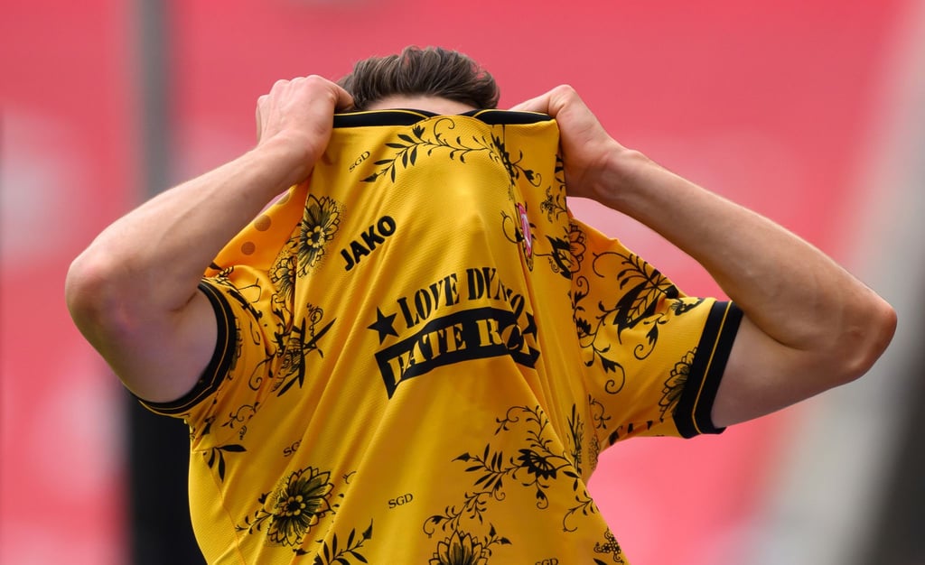 Konrad Faber (Dynamo Dresden) reagiert nach dem Handelfmeter emotional.