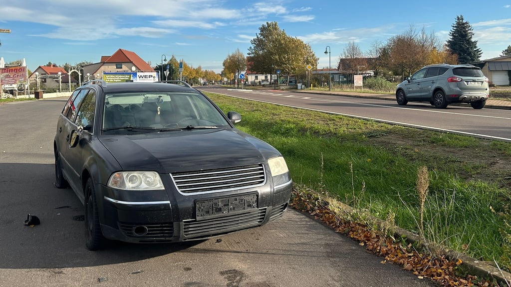 Seit einiger Zeit steht der demolierte VW-Passat an der B 1 am Ortsausgang von Gerwisch.