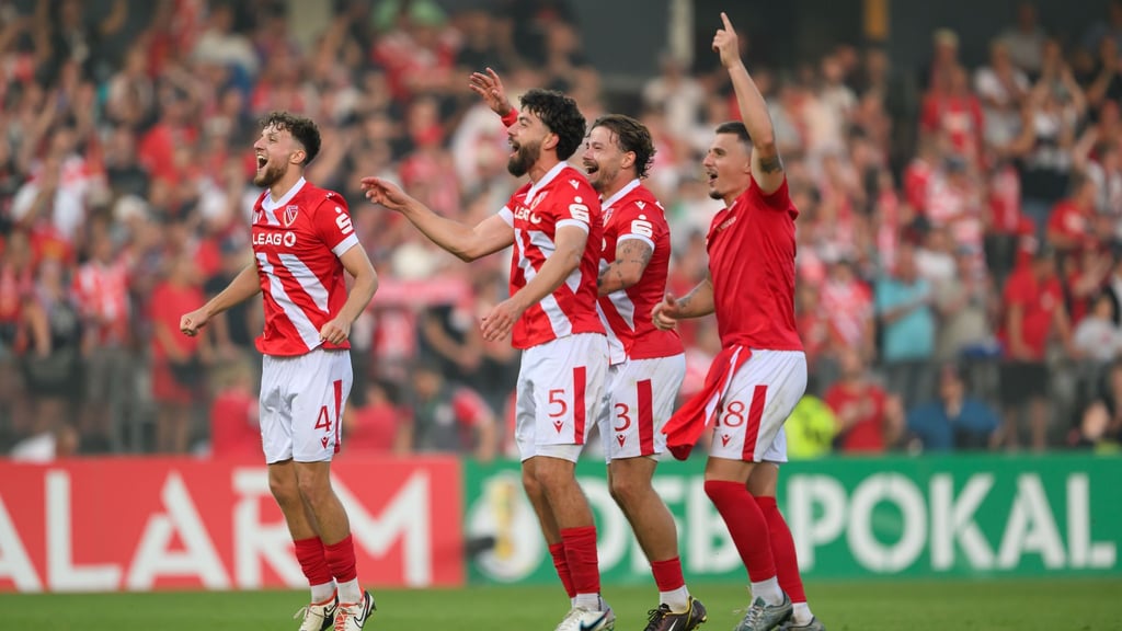Cottbus schafft den vorübergehenden Sprung auf den ersten Platz.