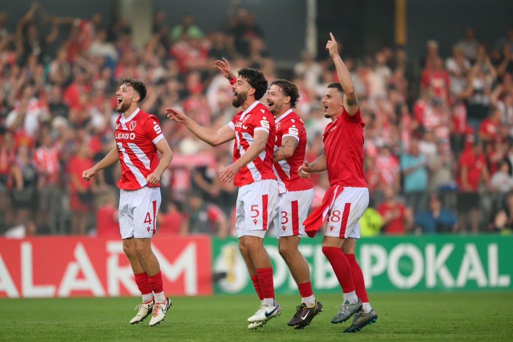 Cottbus schafft den vorübergehenden Sprung auf den ersten Platz.