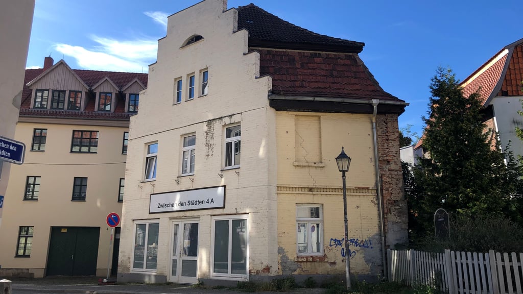 Hat es über eine Zwangsversteigerung einen neuen Eigentümer erhalten? Das Haus Zwischen den Städten 4 in Quedlinburg, das als „Horrorpension“ für Aufregung sorgte.