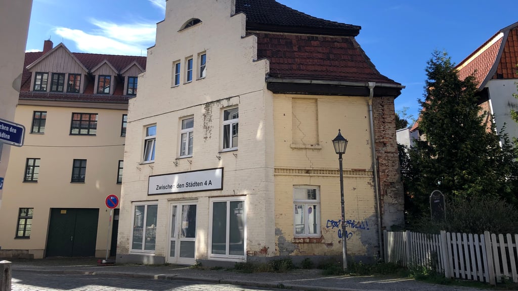 Hat es über eine Zwangsversteigerung einen neuen Eigentümer erhalten? Das Haus Zwischen den Städten 4 in Quedlinburg, das als „Horrorpension“ im Harz für Aufregung sorgte.