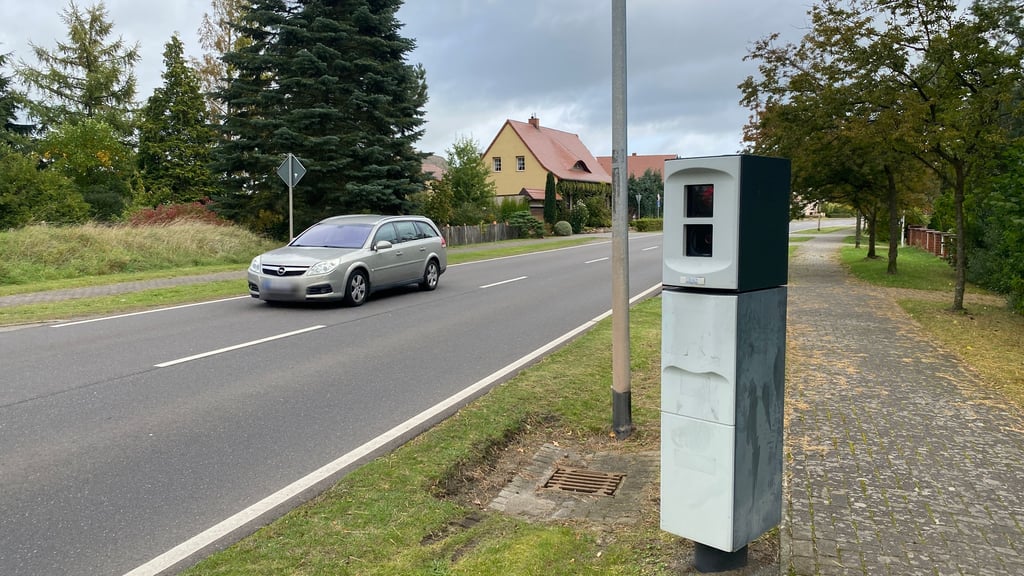 Lediglich der Blitzer am Ortseingang zwingt Fahrer, ihre Geschwindigkeit in Reesen zu reduzieren.