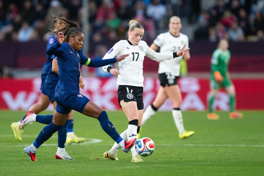 Überzeugte den Bundestrainer: Franziska Kett (r) vom FC Bayern.