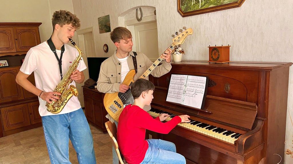 Philipp Fahr spielt Saxofon, Benjamin Gitarre und Felix Klavier. Die drei Brüder aus Rehmsdorf musizieren gern zusammen. Jetzt soll es am 31. Oktober, 17 Uhr, ein Konzert geben: Rehmsdorfer spielen für Rehmsdorf.
