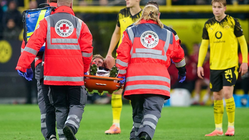 Timo Hübers wird nach seiner schweren Knieverletzung vom Platz getragen.