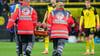 Timo Hübers wird nach seiner schweren Knieverletzung vom Platz getragen.