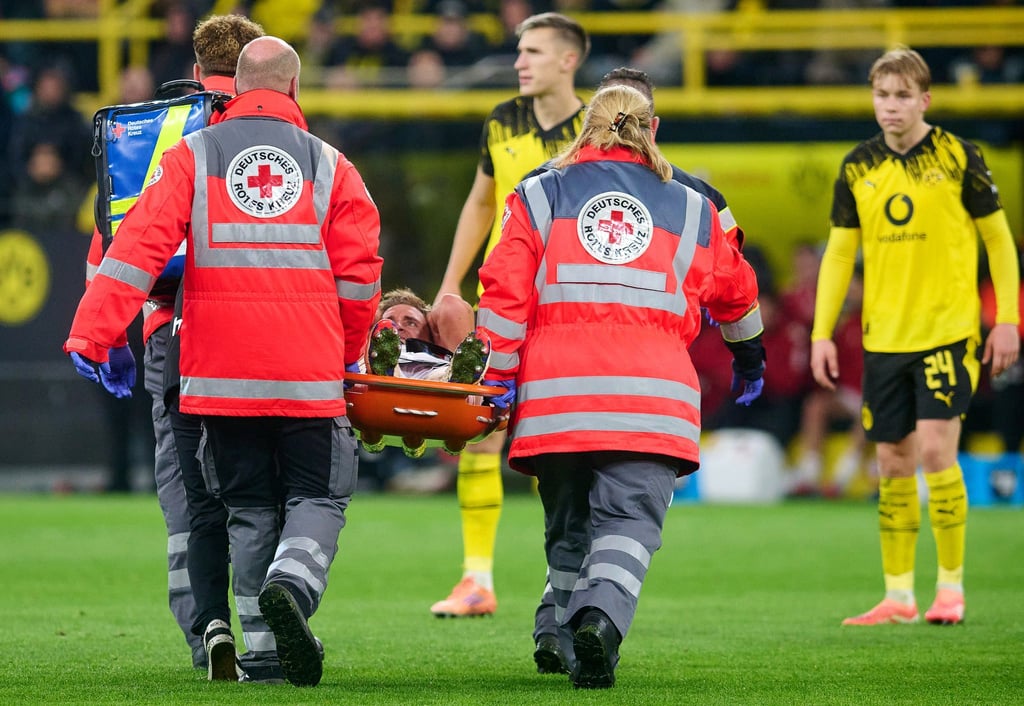 Timo Hübers wird nach seiner schweren Knieverletzung vom Platz getragen.