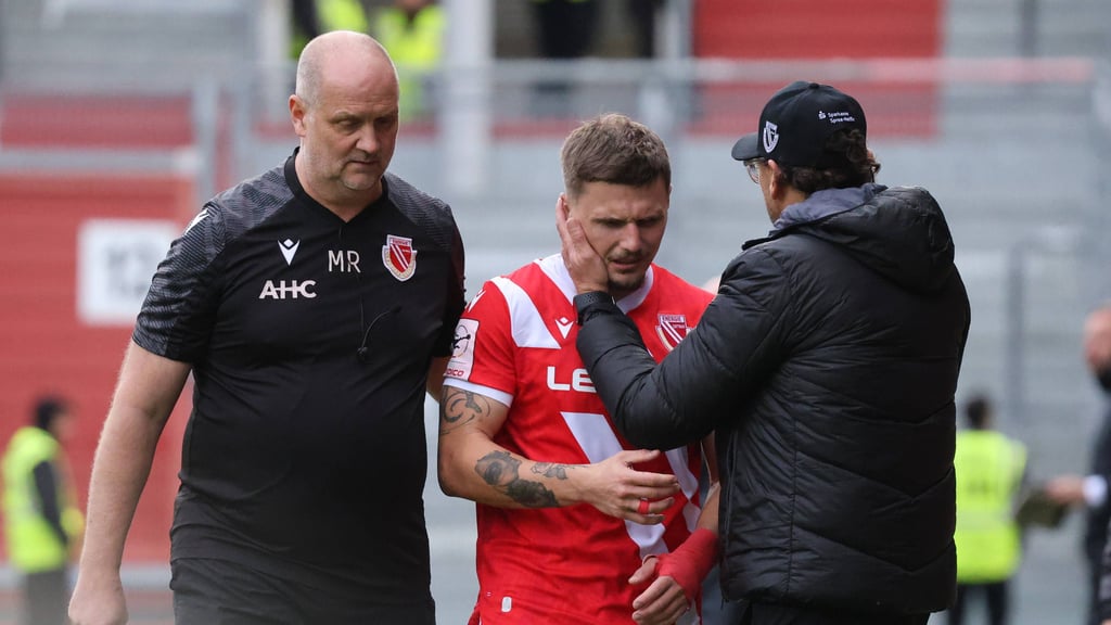 Mit Schmerzen raus: Erik Engelhardt trifft und muss mit Problemen raus.