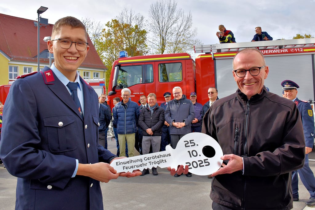 Mark Fischer (parteilos) überreicht Ortswehrleiter Frederic Lorenz (Foto links) den symbolischen Schlüssel für das neue Feuerwehrgerätehaus in Tröglitz.