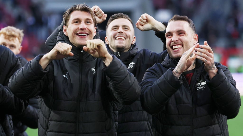 Die RB-Führungsspieler Willi Orban (l.) und Kapitän David Raum freuen sich über das 6:0 in Augsburg.