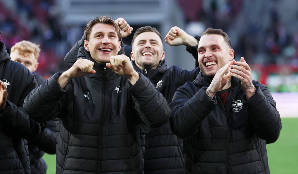 Die RB-Führungsspieler Willi Orban (l.) und Kapitän David Raum freuen sich über das 6:0 in Augsburg.