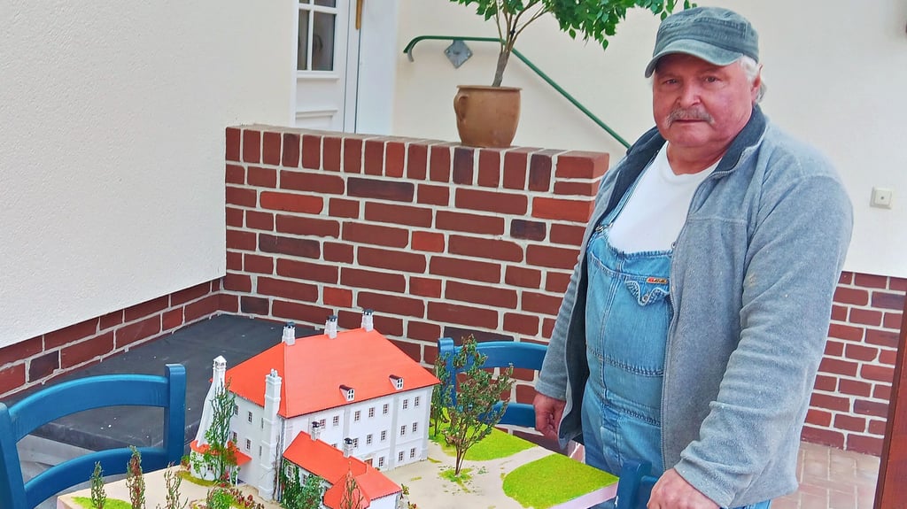 Thomas Mißfeldt aus Schönhausen hat eine Leidenschaft für Modellbau. Er hat das Bismarckschloss nachgebaut, wie es einst in Schönhausen stand.