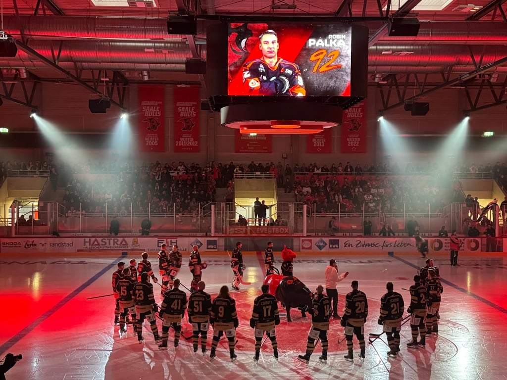 Gleich geht's los: Kurz vor Beginn des ersten Spiels überhaupt im neuen Sparkassen-Eisdom sammeln sich die Spieler um den Bullen, den Namensgeber des gastgebenden Vereins, auf der Eisfläche.