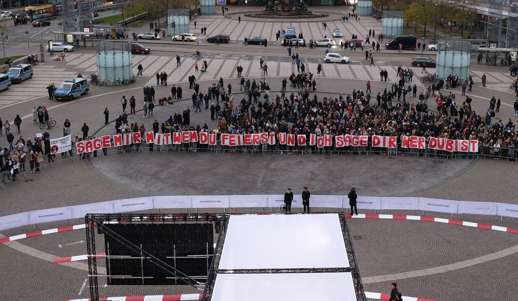 Vor der Leipziger Oper haben mehrere Menschen gegen die Einladung von Rammstein-Sänger Till Lindemann zum Opernball demonstriert.