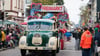 Geschmückte Wagen ziehen beim Freimarktsumzug durch die Bremer Neustadt.