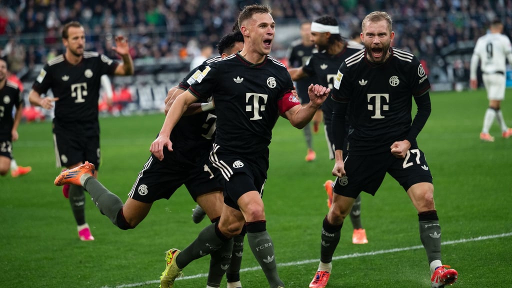 Josuha Kimmich (M) brachte den FC Bayern in Führung.