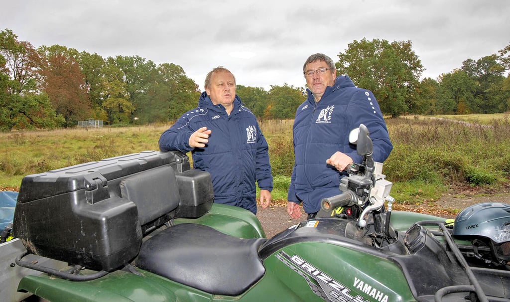 Veranstalter Knut Kießling (rechts) und Vereinsvorsitzender Erhard Feickert fahren mit dem Quad die Strecke ab.