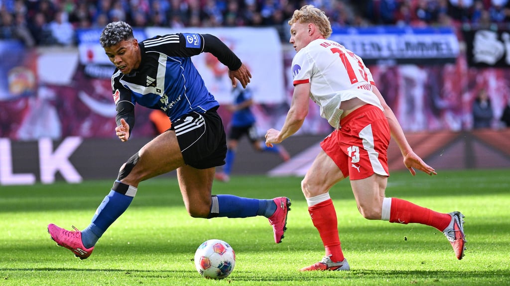 RB-Abfangjäger Nicolas Seiwald stört Ransford Königsdörffer im Spiel gegen den HSV.