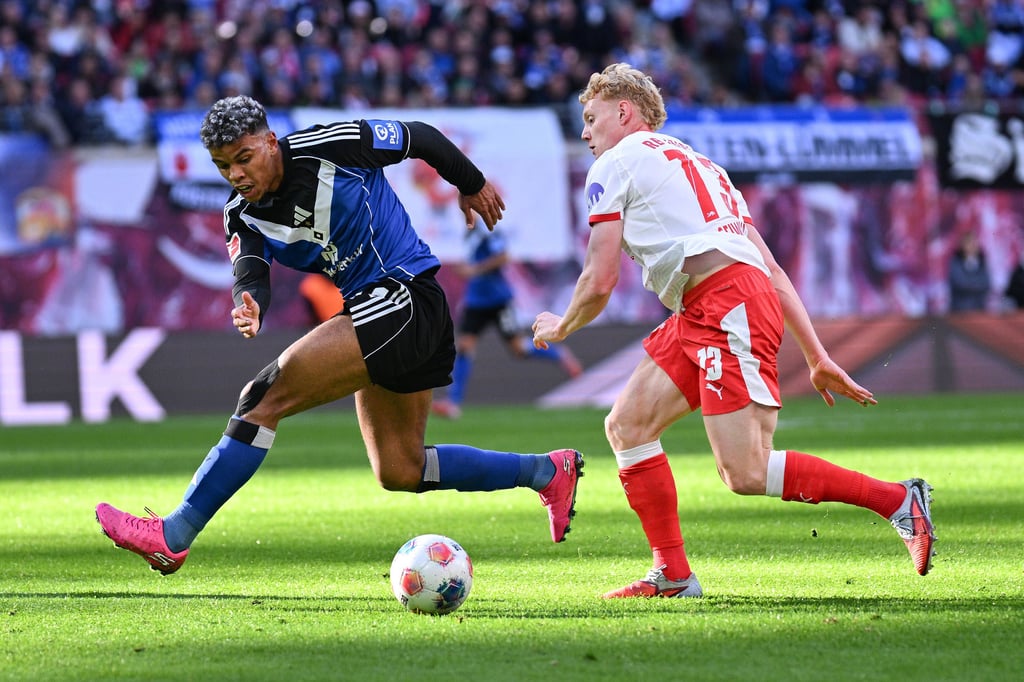 RB-Abfangjäger Nicolas Seiwald stört Ransford Königsdörffer im Spiel gegen den HSV.
