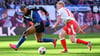 RB-Abfangjäger Nicolas Seiwald stört Ransford Königsdörffer im Spiel gegen den HSV