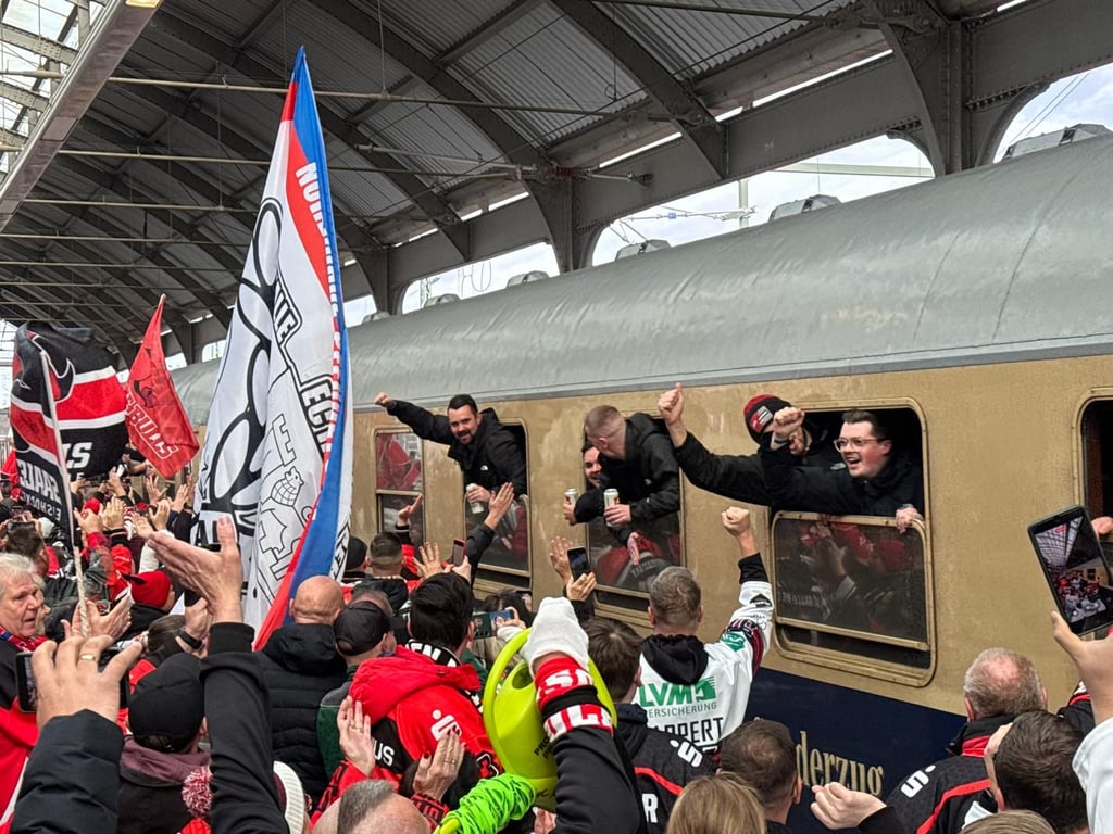 Jubel zur Begrüßung: Der Sonderzug mit Fans der Hannover Indians kommt auf dem Hauptbahnhof Halle an.