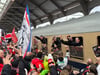 Jubel zur Begrüßung: Der Sonderzug mit Fans der Hannover Indians kommt auf dem Hauptbahnhof Halle an.