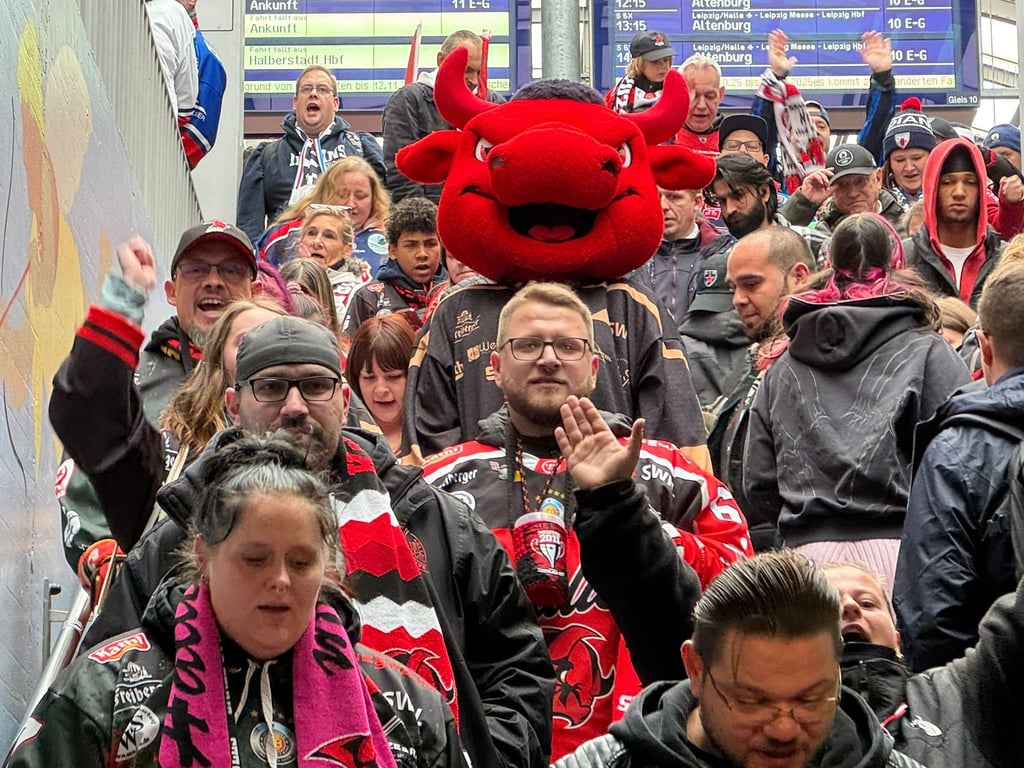 Mit dem Maskottchen der Saale Bulls: Fans aus Hannover und Halle machen sich auf den Weg zum neuen Eisdom in Halle