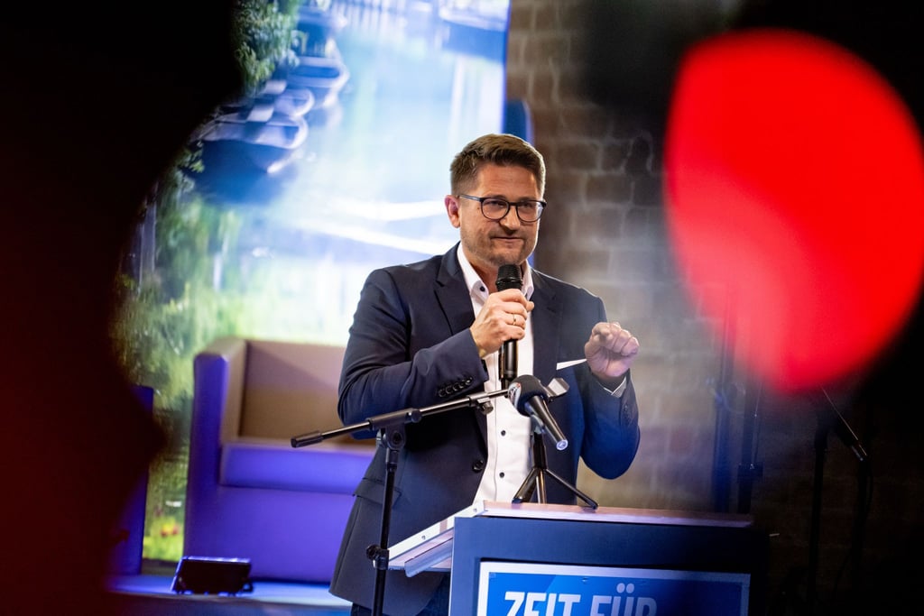 Der AfD-Landesvorsitzende René Springer macht Wahlkampf vor der Oberbürgermeisterwahl in Brandenburg an der Havel.