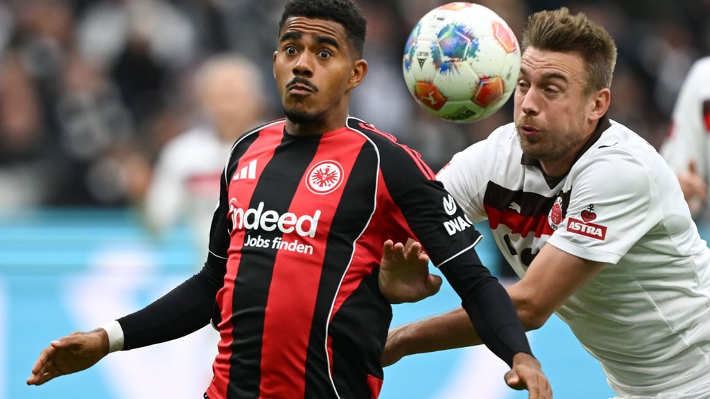 Lieferten sich ein umkämpftes Duell: Eintracht Frankfurt um Ansgar Knauff (l) und der FC St. Pauli um Hauke Wahl (r).