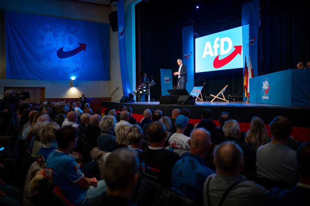AfD-Parteichef Björn Höcke sieht seine Partei in Thüringen kurz vor der absoluten Mehrheit.