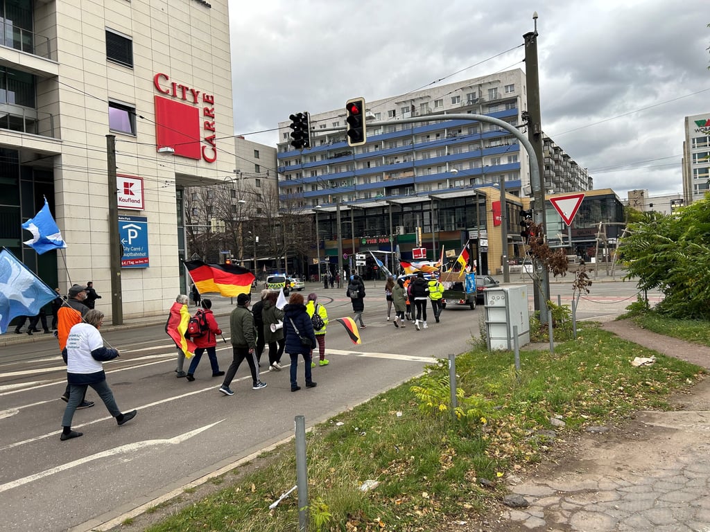 Eine kleine Demo zog am Samstag, 25. Oktober, durch Magdeburg.