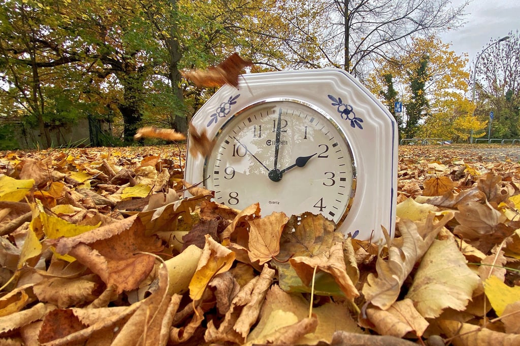 Wer denkt, dass jetzt die Winterzeit vor der Tür steht, irrt. Denn dieser  Begriff ist nicht offiziell. Eigentlich heißt es Normalzeit, denn die „Winterzeit“ ist die normale Mitteleuropäische Zeit.