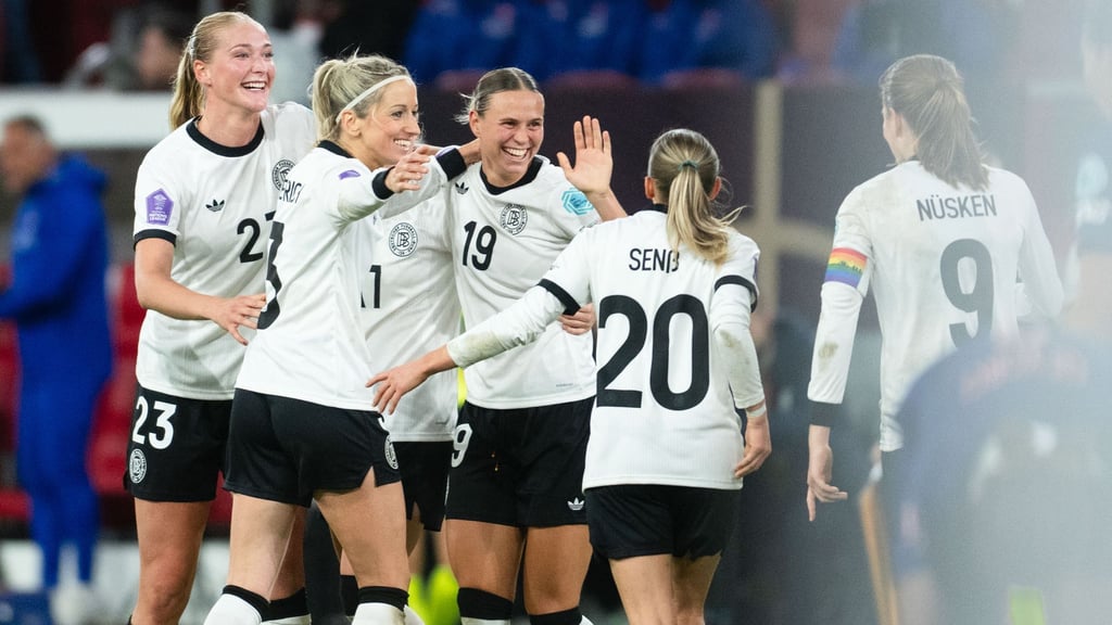 Deutsche Jubeltraube: Auch dank Camilla Küver (l) blieb die DFB-Elf ohne Gegentor.