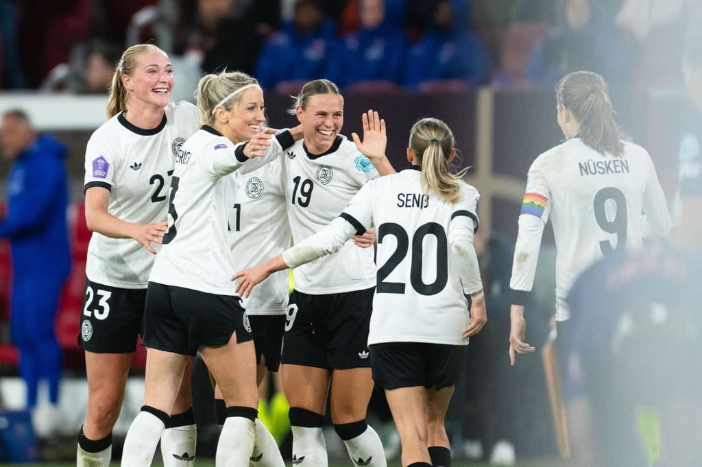 Deutsche Jubeltraube: Auch dank Camilla Küver (l) blieb die DFB-Elf ohne Gegentor.