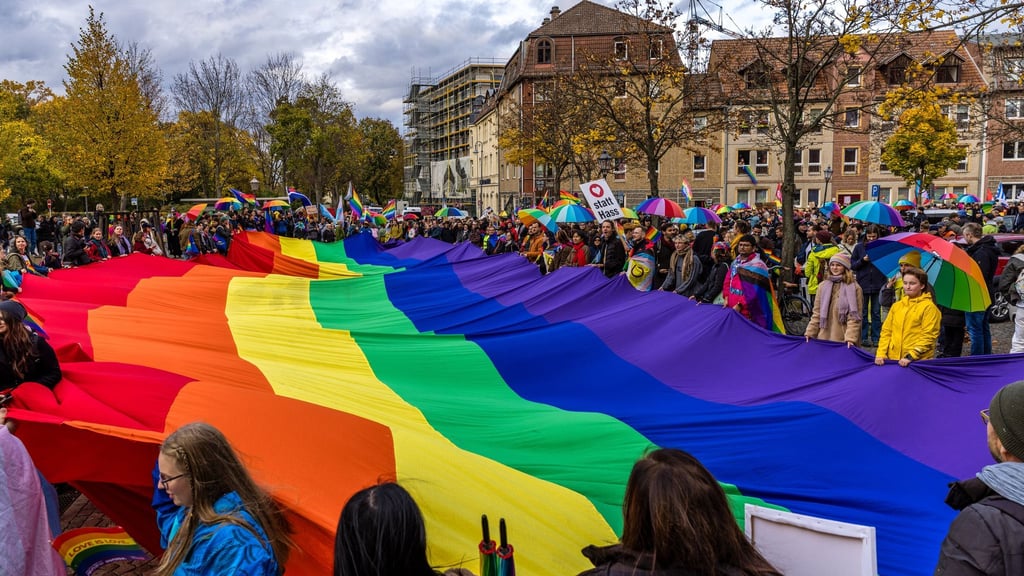 Eine XXL-Regenbogenfahne beim CSD in Cottbus - das Motto des CSD lautete: „Vereint in Frieden und Vielfalt.“