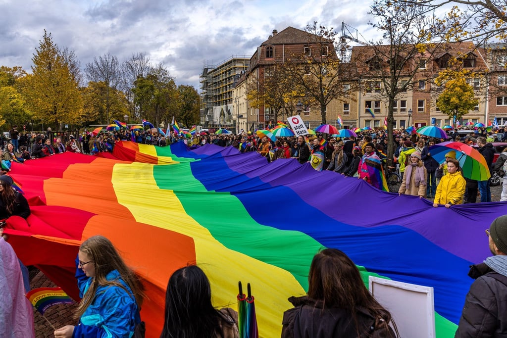 Eine XXL-Regenbogenfahne beim CSD in Cottbus - das Motto des CSD lautete: „Vereint in Frieden und Vielfalt.“