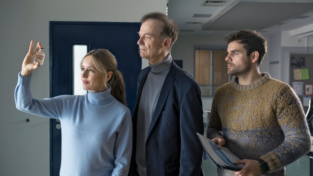 Die Kommissare Linett Wachow (Stefanie Stappenbeck, l-r), Reddemann (Arnfried Lerche) und Nils Makowski (Lucas Reiber) begutachten ein Fläschchen mit einem "Wundermittel".