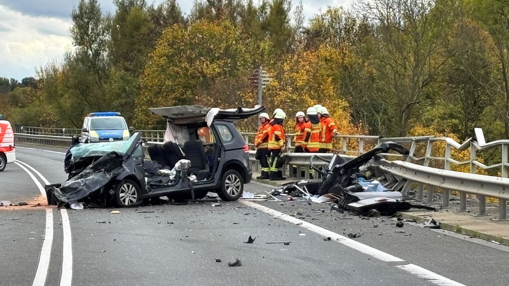 Auf der Bundesstraße 4 hat es einen schweren Unfall gegeben.