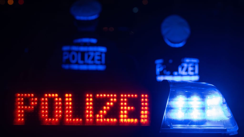 Ein Raser stürzt in der Nacht in die Hunte. (Symbolbild)
