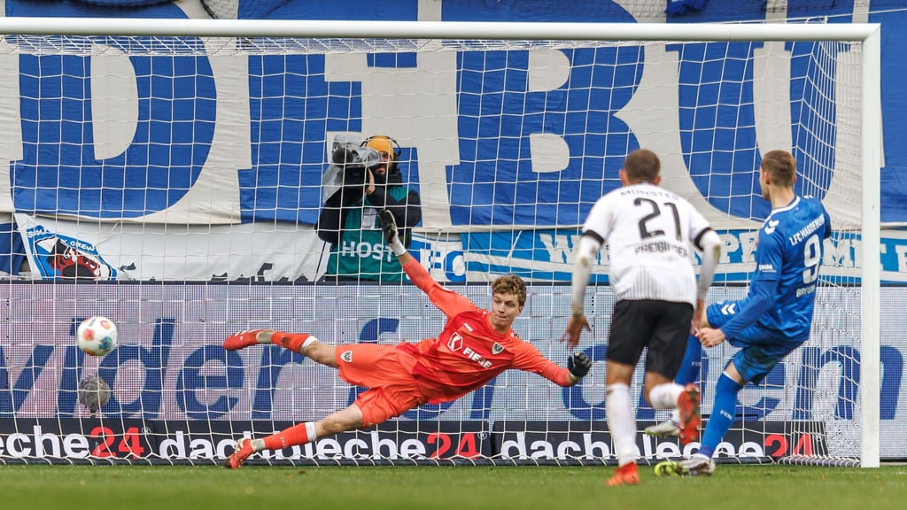 Maximilian Breunig (r, 1. FC Magdeburg) trifft per Elfmeter zum 1:0.