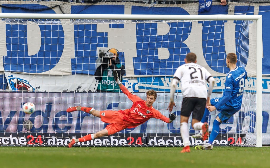 Maximilian Breunig (r, 1. FC Magdeburg) trifft per Elfmeter zum 1:0.