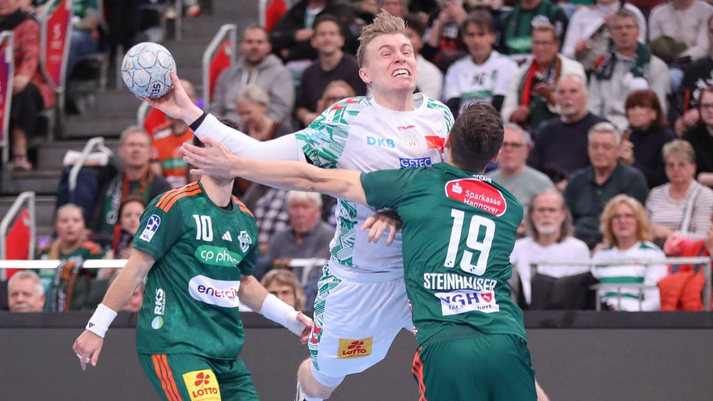 Gisli Kristjansson und der SC Magdeburg trafen gegen die TSV Hannover-Burgdorf (hier Marius Steinhauser) erneut auf viel Gegenwehr.