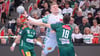 Gisli Kristjansson und der SC Magdeburg trafen gegen die TSV Hannover-Burgdorf (hier Marius Steinhauser) erneut auf viel Gegenwehr.