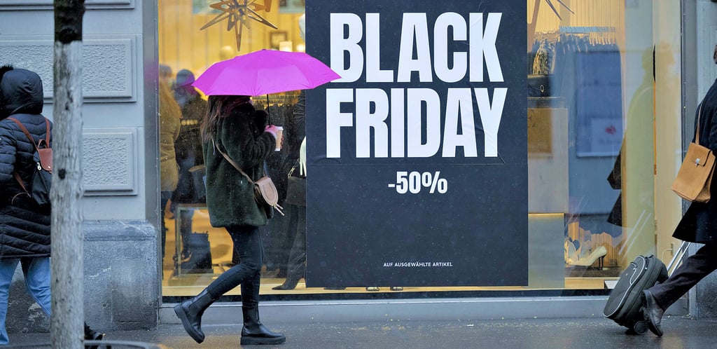 Der Einzelhandel stimmt die Kunden spätestens ab Ende November auf Weihnachten ein – nicht zuletzt mit Rabatt-Aktionen am Black Friday.