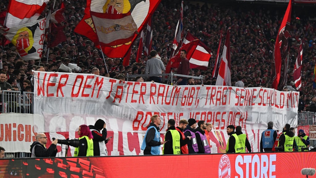 Bayern-Fans zeigten beim Duell gegen Dortmund ein Transparent gegen Ex-Profi Jérôme Boateng.