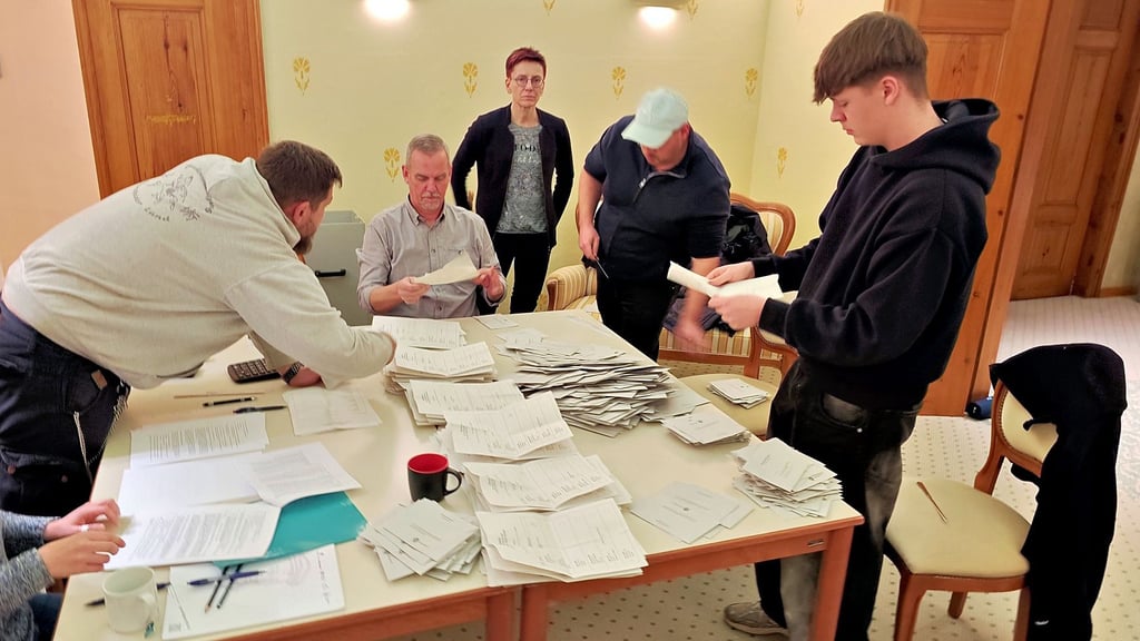 Im Rathaus der Stadt wurden ab 18 Uhr  im Briefwahlteam um Wahlleiterin Christina Kosiol (2.v.re.) die Briefwahlstimmen ausgewählt.
